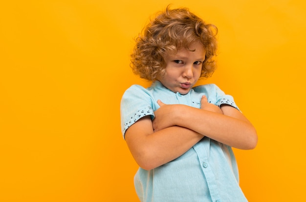 Niño ofendido se burló de la pared naranja