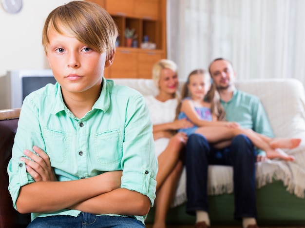 Niño ofendido por los padres