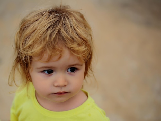 Niño con ojos marrones