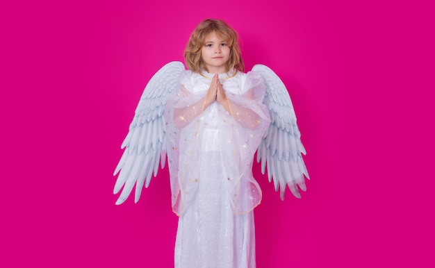 Niño de oración de ángel con alas de ángel con manos de oración esperanza y oración concepto retrato de estudio de ángel c