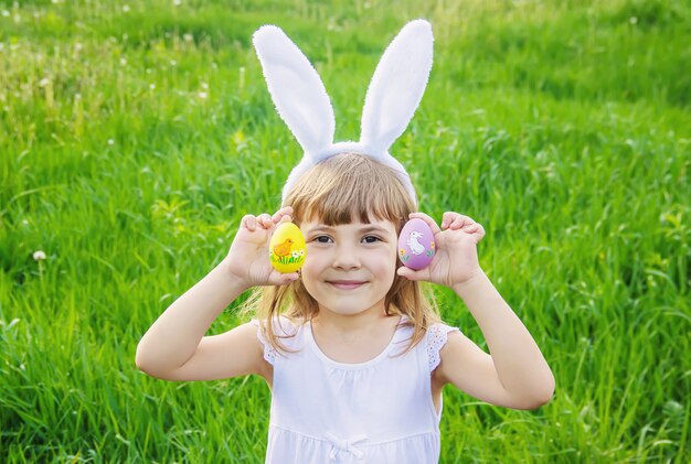 Niño con orejas de conejo. Pascua de Resurrección. Enfoque selectivo