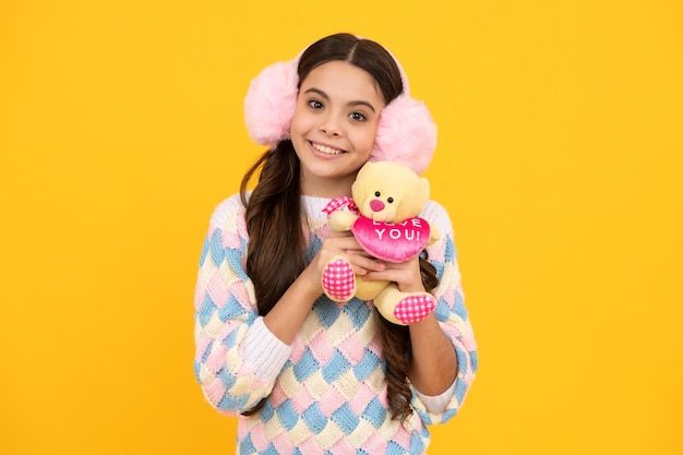 Foto niño con oso de peluche de juguete con corazón de amor para el día de san valentín juguetes infantiles y niños linda niña adolescente abrazando juguete esponjoso