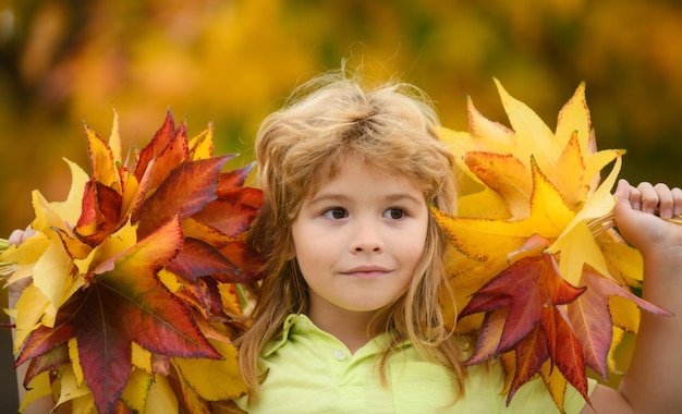 Niño de otoño con hojas de otoño en el retrato de fondo de la naturaleza de otoño de niño con hojas de otoño al aire libre i