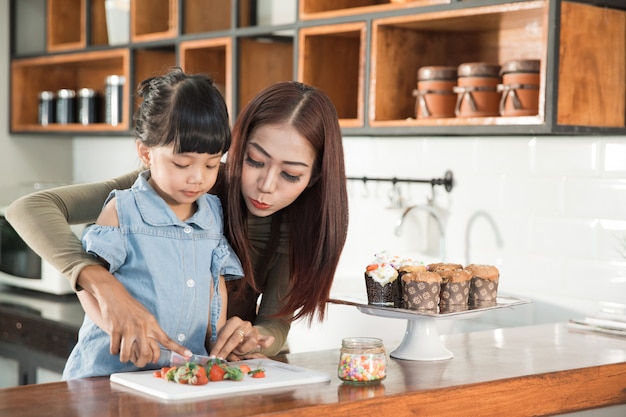 Niño con padre cocinando en la cocina