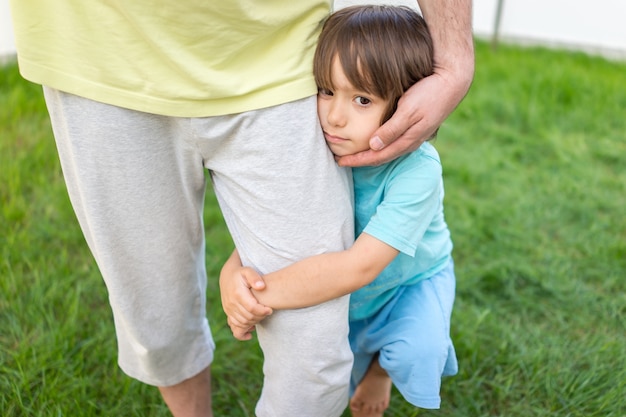 Foto niño y padre enamorado