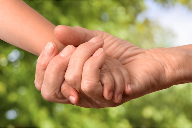 Niño y padre de familia tomados de la mano, padre cuidando a su hijo