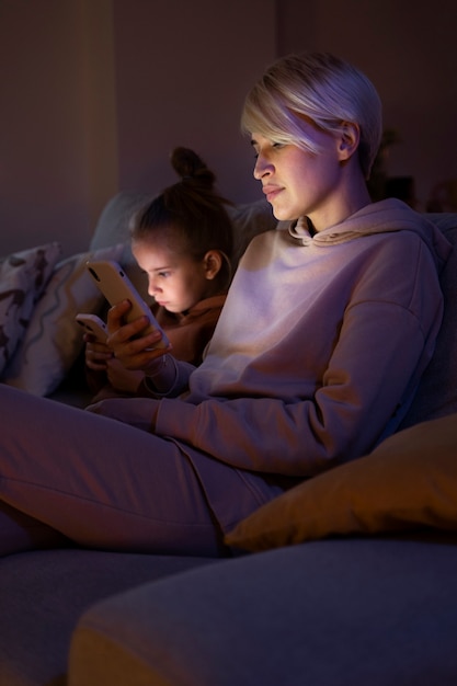 Niño y padre que sufren de adicción a las redes sociales