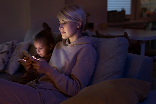 Niño y padre que sufren de adicción a las redes sociales