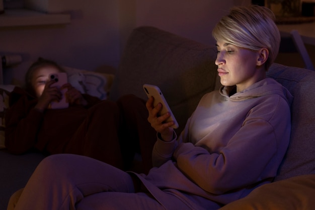 Niño y padre que sufren de adicción a las redes sociales