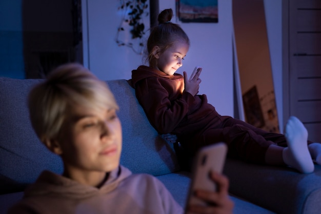 Foto niño y padre que sufren de adicción a las redes sociales