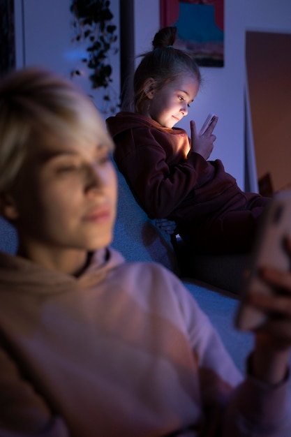 Niño y padre que sufren de adicción a las redes sociales