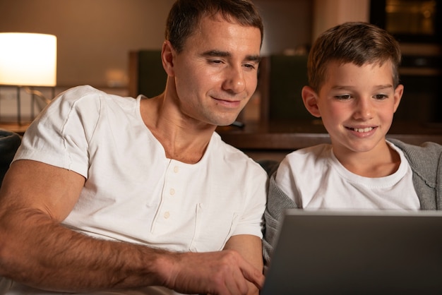 Foto niño y padre sonriente de cerca