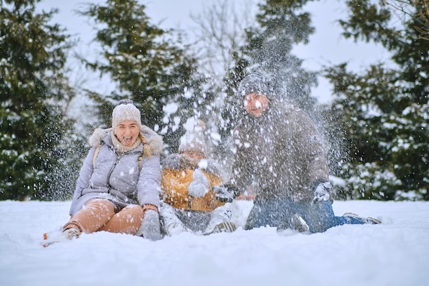 Niño y padres felices en el invierno