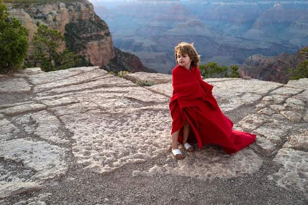 Niño en paisaje de montaña. Parque Nacional Canyon, Estados Unidos. Niños en la naturaleza