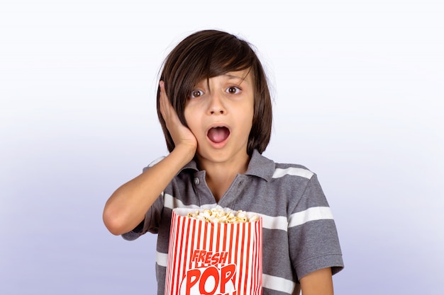 Niño con palomitas de maíz.