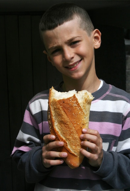 niño con pan en la mano