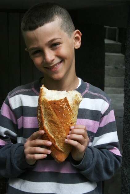 niño con pan en la mano