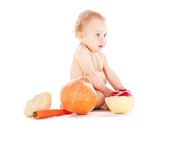 niño en pañal con verduras