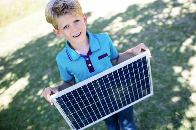 Niño con un panel solar