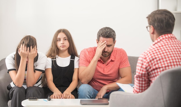 Niño con papá sentado en el psicólogo resolviendo problemas de psicología