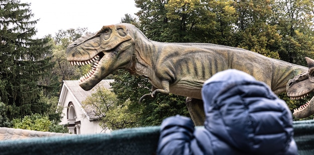 Niño en un parque de dinosaurios