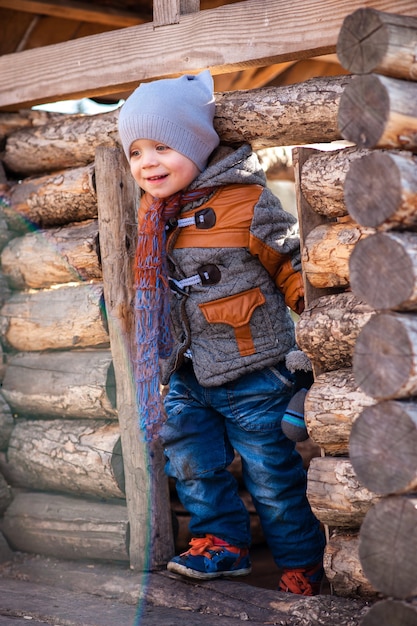 Un niño en el parque jugaba en la casa de madera.