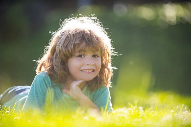 Niño en el parque natural de verano. Niños en campo de hierba.