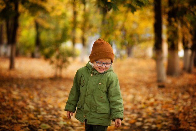 Niño en el parque en otoño