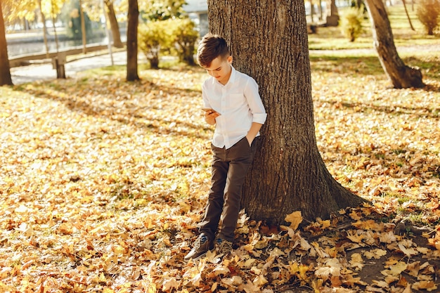 niño en un parque