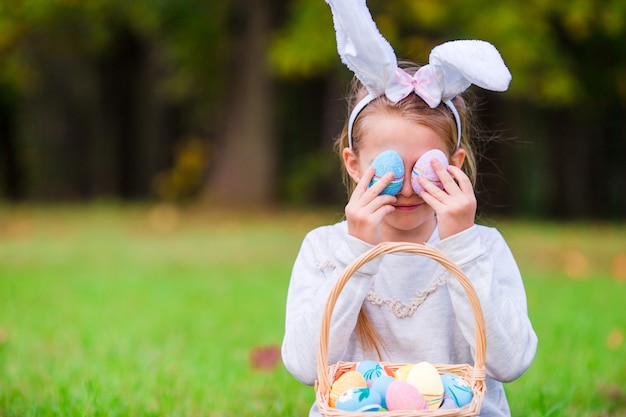 niño en Pascua jugando con huevos al aire libre