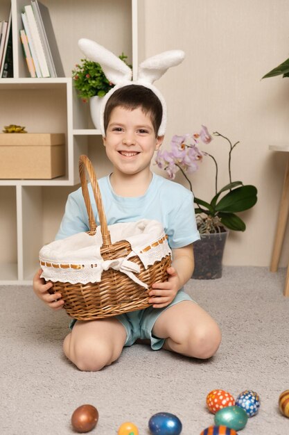 Niño de Pascua Niño preescolar con orejas de conejo en la cabeza