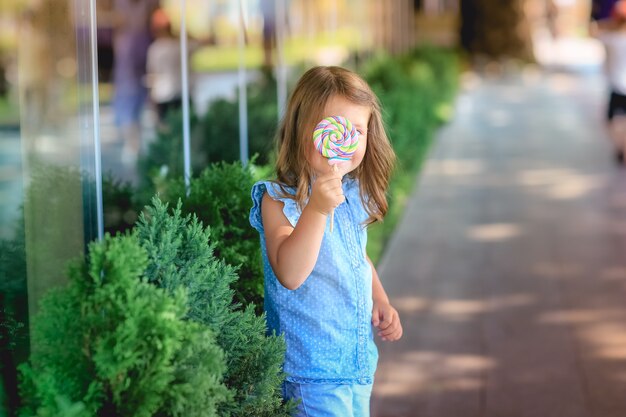 una niña feliz con sombrero azul tiene un paseo por el bosque de primavera  durante el día 15288195 Foto de stock en Vecteezy