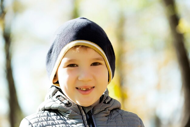 niño durante un paseo por el parque.