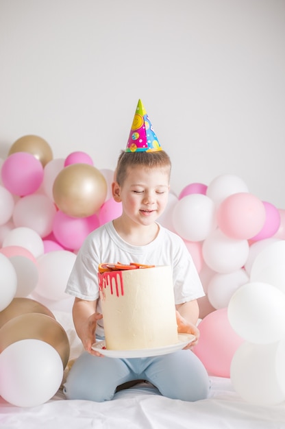 Niño con pastel