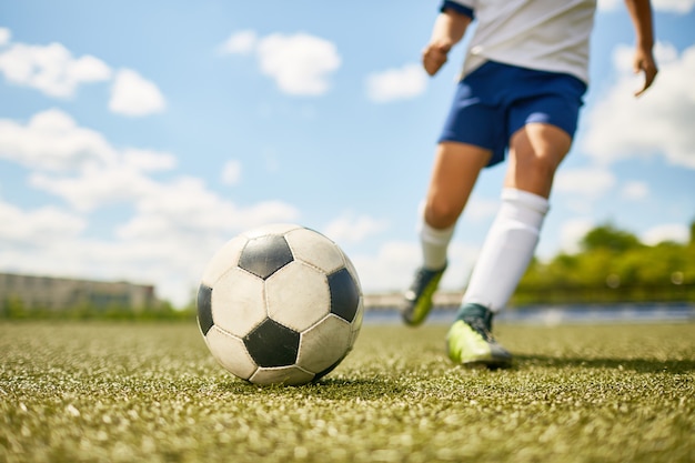 Niño pateando la pelota en el fútbol