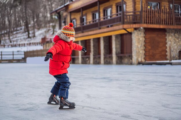 Niño patinando sobre hielo por primera vez