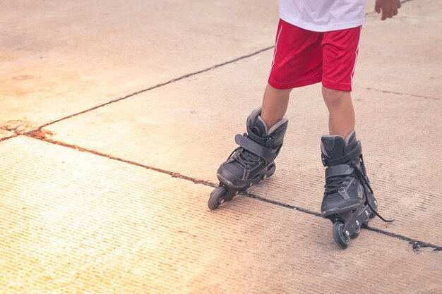 Niño patinar