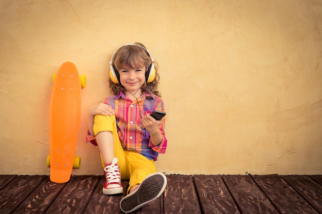 niño con patineta concepto de vacaciones de verano