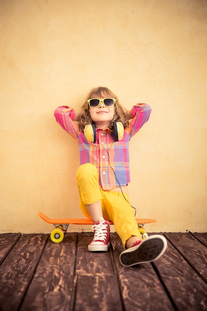 niño con patineta concepto de vacaciones de verano