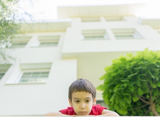 Niño en el patio de la hermosa casa moderna