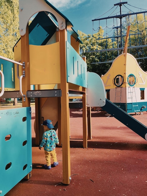 Foto niño en el patio de recreo en verano