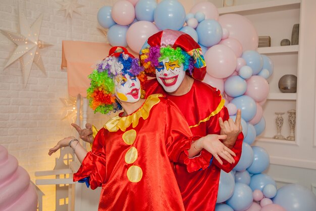 Niño payaso y niña payaso en el cumpleaños del niño Diversión y emociones