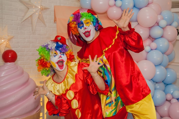 Niño payaso y niña payaso en el cumpleaños del niño Diversión y emociones