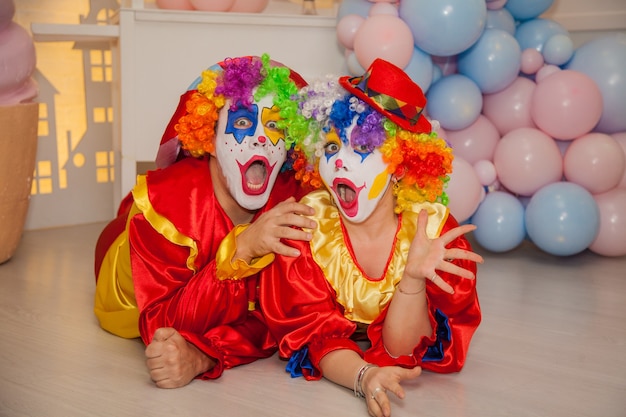 Niño payaso con niña payaso divirtiéndose en las vacaciones