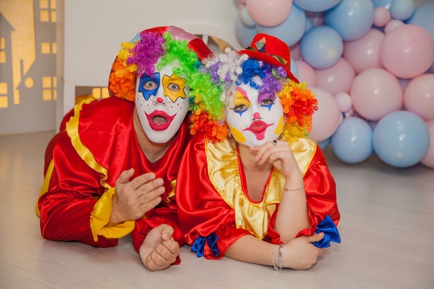 Niño payaso con niña payaso divirtiéndose en las vacaciones