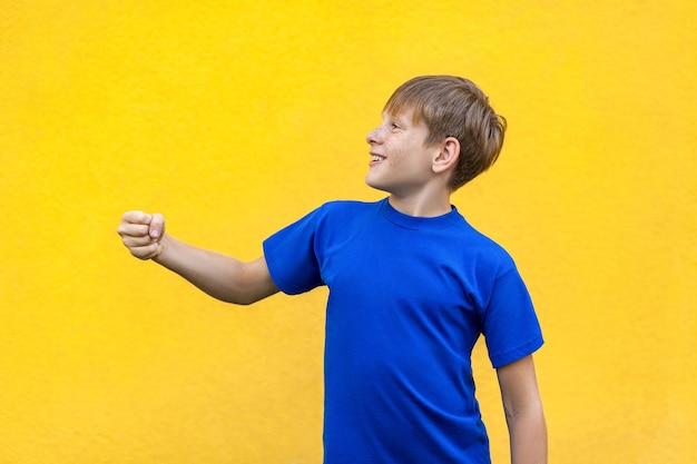 Niño pecoso divertido con objeto imaginario