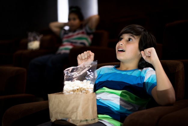 Niño en la película de cine viendo