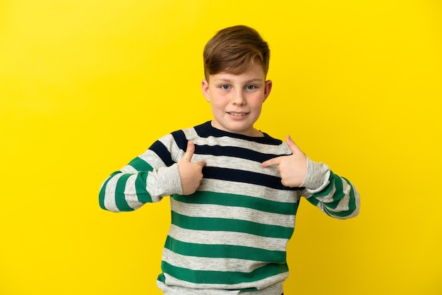 Niño pelirrojo aislado sobre fondo amarillo con expresión facial sorpresa