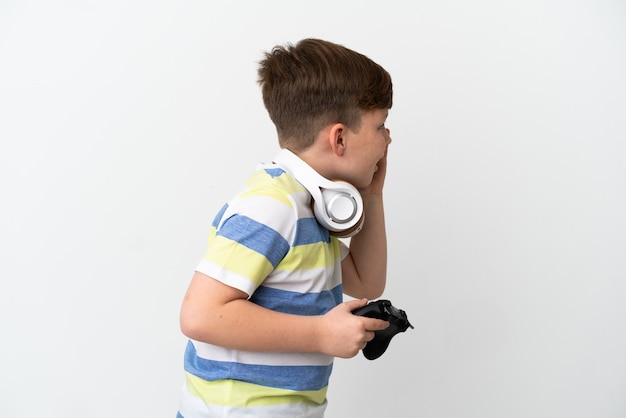 Niño pelirrojo sosteniendo un tablero de juego aislado sobre fondo blanco gritando con la boca abierta hacia el lado