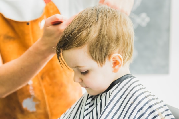 Foto niño en una peluquería